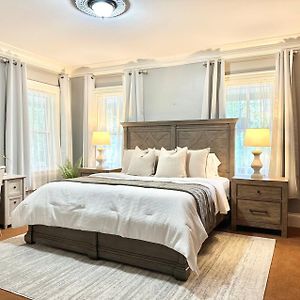 Classic One-Bedroom Apartment King Bed